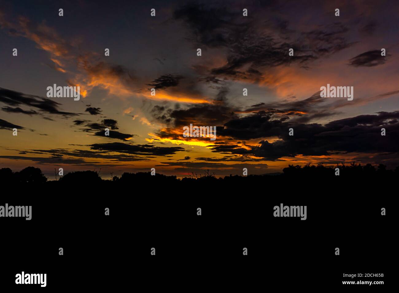 vista frontale del colorato tramonto del cielo Foto Stock