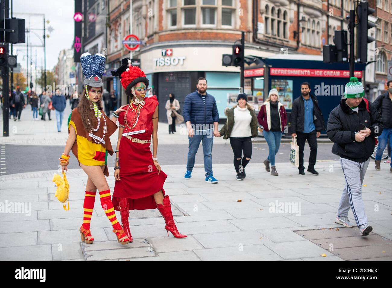 I modelli mostrano i vestiti dello stilista Pierre Garroudi, durante una ripresa di moda flashmob su Oxford Street, Londra. Foto Stock