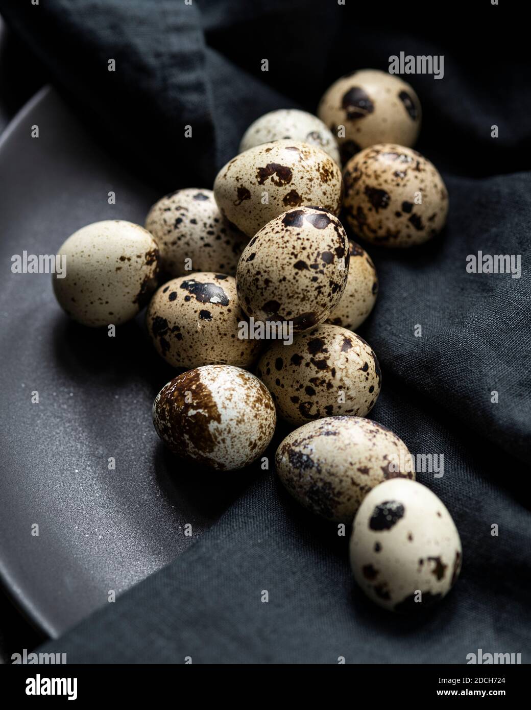 Eier von einer Wachtel in einer schale, rohe wachtel eier, color food Fotografia di uova di quaglia in una ciotola, uova di quaglie, scale mit Wachtel eiern,ingrediente Foto Stock