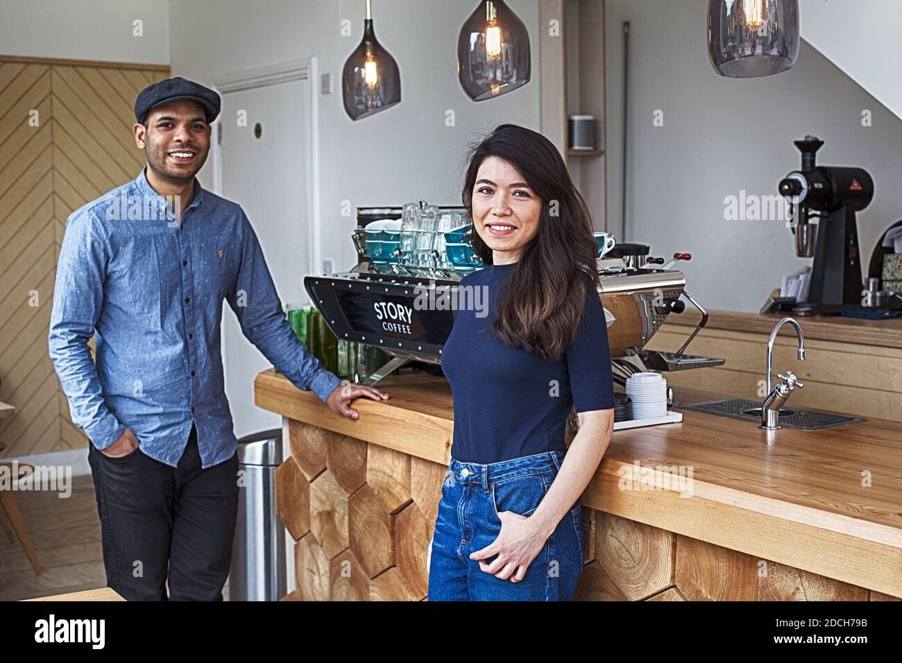 Uomo e donna Proprietario di Coffee Shop Foto Stock