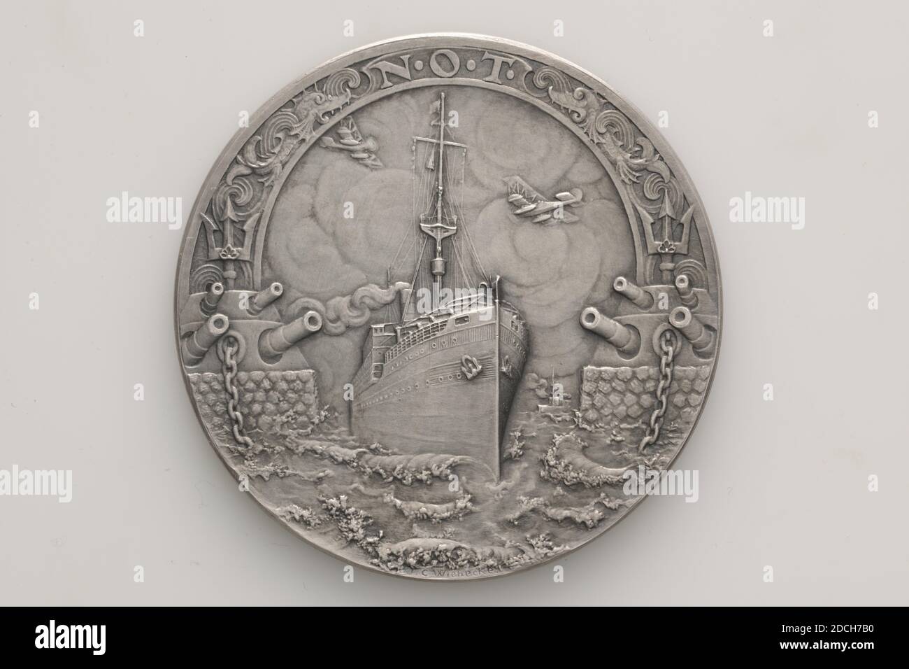 Medaglia commemorativa, Johannes Cornelis Wienecke, 1919, Generale: 6.5 x 0.3cm 65 x 3mm, peso: 99.5g, drago, piroscafo, segno di arma, armi e munizioni, medaglia commemorativa d'argento, coniata per la Nederlandsche Overzee Trustmaatschappij, 1919. Sull'ossale è lo stemma con lo scudo olandese con il leone di arrampicata circondato da emblemi del commercio e dell'industria. Sopra di essa si trova l'iscrizione 1914-1919. Tutto questo è circondato da spighe di mais e circondato dalla circolare NEDERLANDSCHE OVERSEETRUSTMAATSCHAPPIJ. Nella parte inferiore della circolare è inciso JWC. Al contrario, è presente un Foto Stock