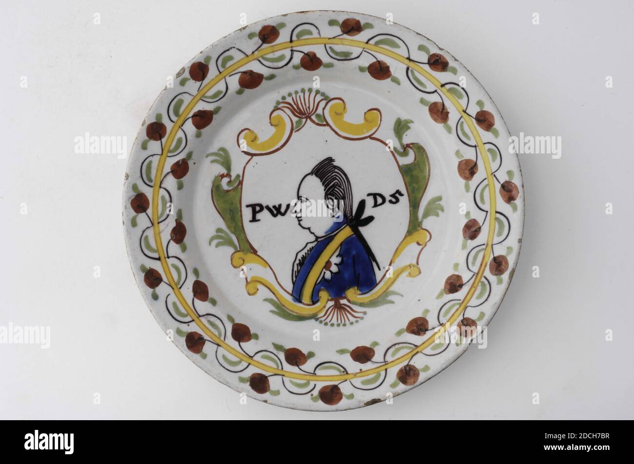 Piatto commemorativo, Anonimo, ultimo quarto del 18 ° secolo, smalto, terracotta, Generale: 3 x 18.8cm 30 x 188mm, targa commemorativa di terracotta Delft con il ritratto del principe Willem V. a sinistra e a destra del principe le lettere: PW D5 la piastra è verniciata in rosso, verde, arancione e giallo fogliame. Il bordo è decorato con mele arancioni. Mela arancione non marcata Foto Stock