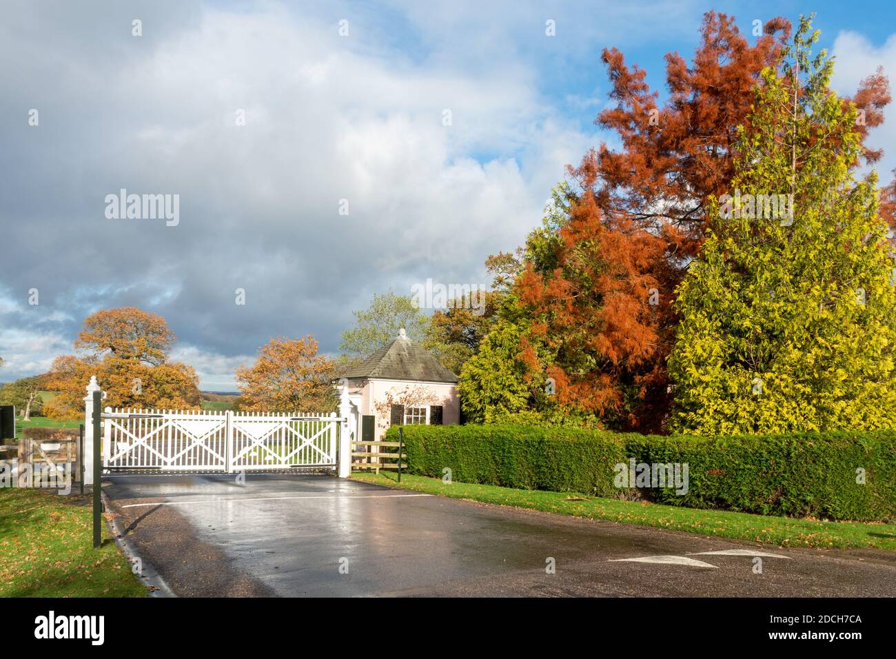 Ingresso al Ranger's Gate al Windsor Great Park nel Berkshire, Inghilterra, nel tardo autunno Foto Stock