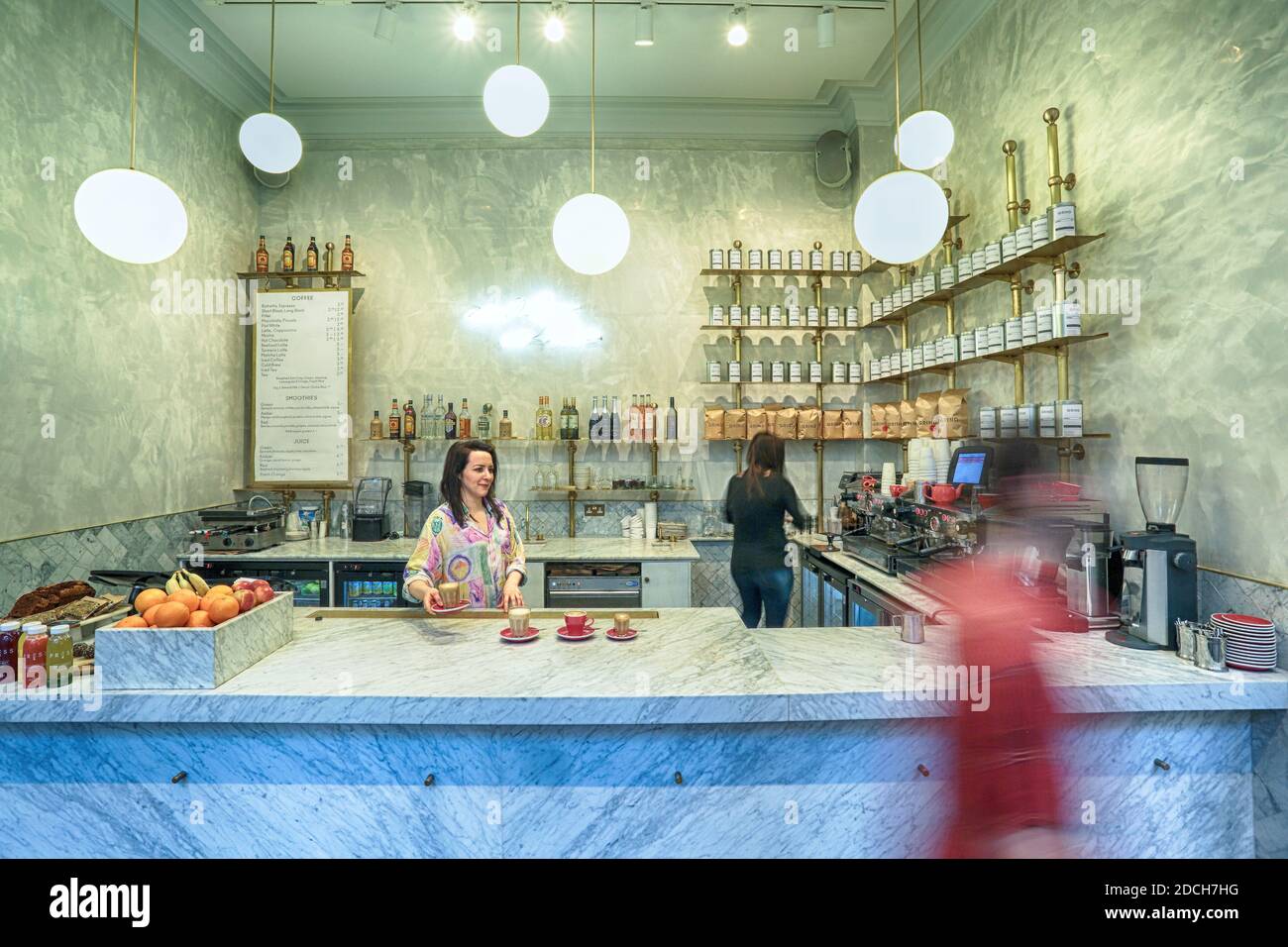 Great Britain / England / London /Coffee Style / Royal Exchange Grind è un espresso bar di giorno e cocktail bar nel cuore della città, a Londra. Foto Stock