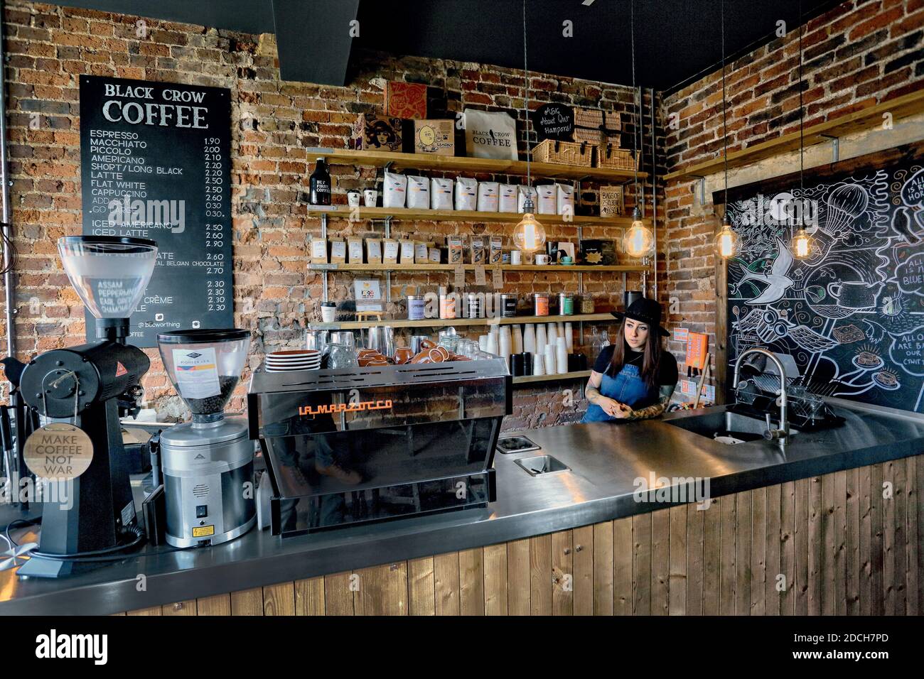 Gran Bretagna / Inghilterra / Sussex/Worthing/Coffee Style / Barista al Black Crow Artisan Coffee in Worthing, West Sussex . Foto Stock