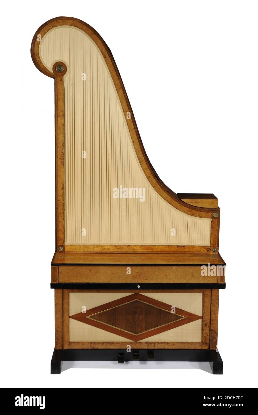 giraffe piano, C. Muller Factory a Vienna, 1815, palissandro, avorio, acero, rame, seta, olmo, mogano, lana, incollato, Generale: 234 x 119 x 54cm 2340 x 1190 x 540mm, pianoforte grande con cassa verticale a corda, modello di giraffa in stile Impero. La tappezzeria pieghettata della scatola a corda è realizzata in seta artificiale beige e fissata con un nastro di cotone. Il pannello anteriore è separato dalla custodia ed è fissato da due perni. Una striscia di tessuto in feltro blu viene intessuta attraverso le corde. La custodia a corda ha una voluta a forma di S e quattro rosette di rame, tre sugli angoli e la quarta nell'arricciatura. Sul Foto Stock