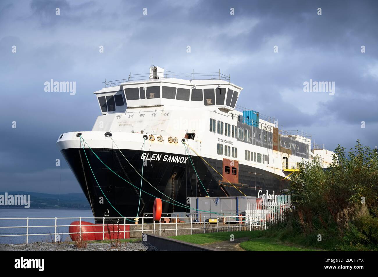 Port Glasgow, Scozia, Regno Unito, 11 novembre 2020: Costruzione di navi a Port Glasgow presso il porto per compagnia di traghetti Foto Stock