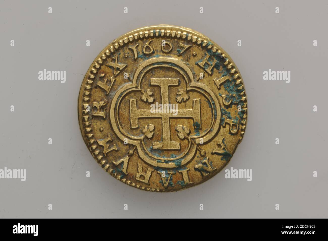 Coin swap, Anonimo, 1607, coniato, Generale: 1.8 x 0.1cm 18 x 1mm, peso: 3.5g, segno arma, croce, moneta d'oro, probabilmente un escudo, coniato nel 1607. Sull'oblio una croce isoscele in un quattro passi con quattro trifogli rivolti verso l'interno. Circondato da un bordo di perla, l'iscrizione: HISPANIARUM. REX. 1607 .. Sul retro lo stemma coronato di Philips III all'interno di un bordo perlato con l'iscrizione: III.D.G PHILIP., 1924 Foto Stock
