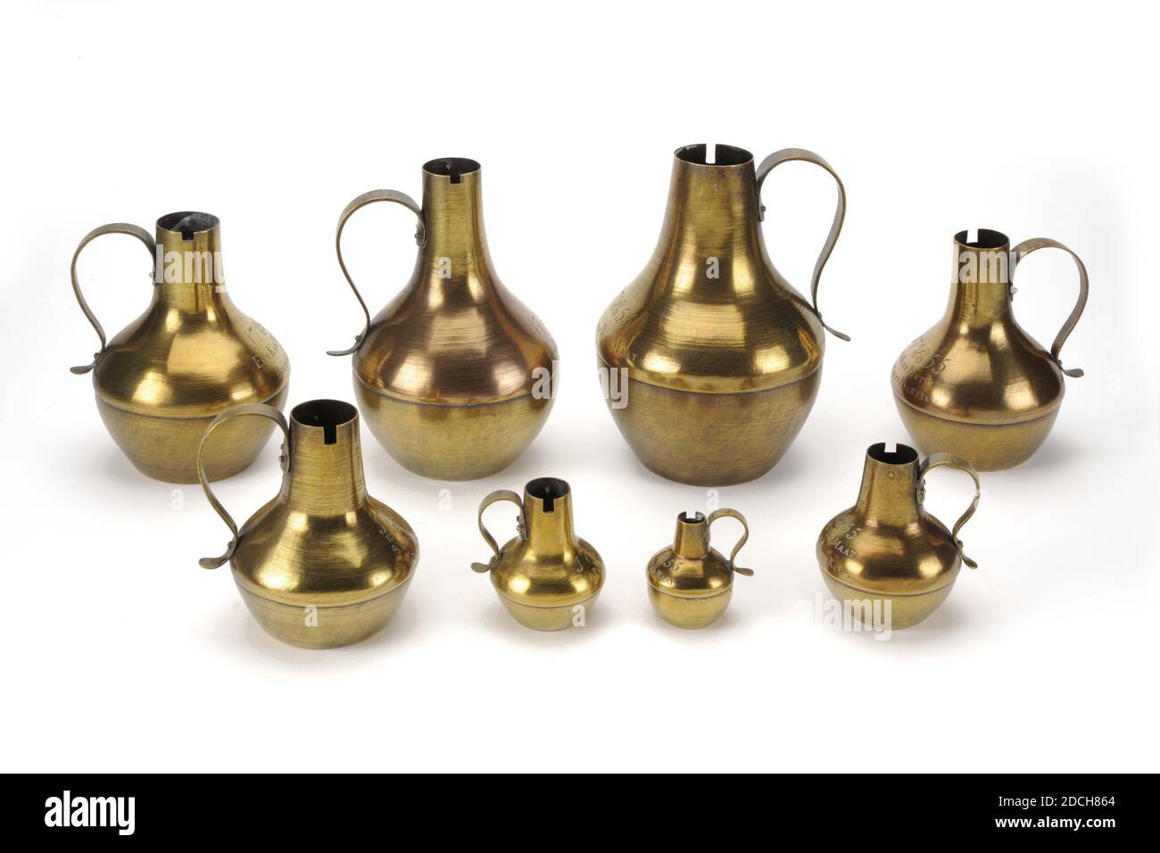 Anonymous, set di otto boccali standard in ottone giallo a forma di bottiglia per vino e birra. Le caraffe hanno tutte un orecchio e lo stemma cittadino di Leiden è inciso sul ventre tra l'anno 1755. Sotto si trova un'iscrizione che si riferisce alla misura del volume, 1755 Foto Stock