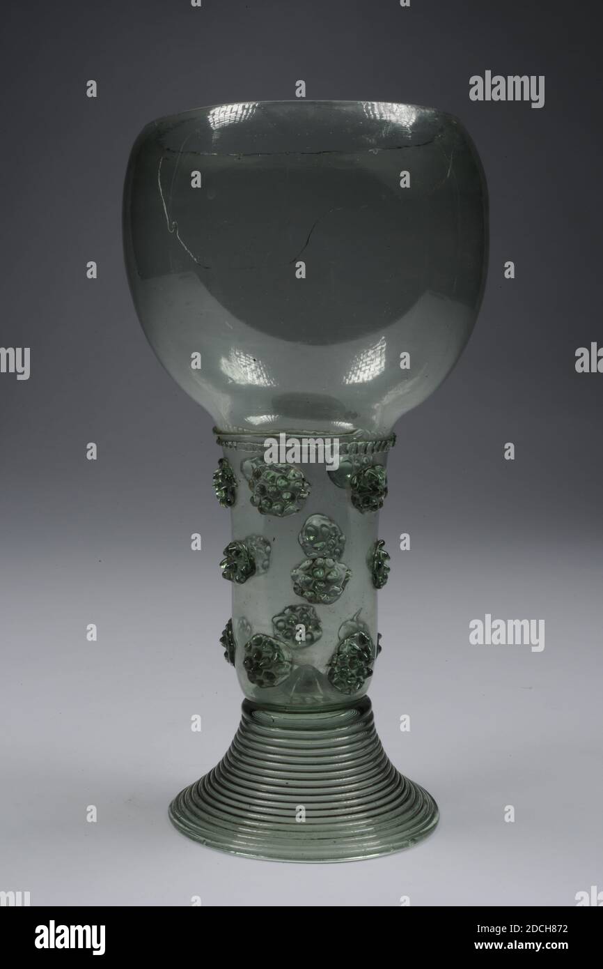 roemer, Anonimo, XVII-XVIII secolo, Roemer di vetro di colore verde chiaro. Il rummer ha un alto filo-vetro avvolto base, che termina in un'anima appuntita nel tronco cavo. Sul tronco in tre file quindici bave. Al passaggio al calice convesso, un bordo di garter scanalato. Incisione sul calice: mq, Generale: 24.3 x 10,6cm 243 x 106mm Foto Stock