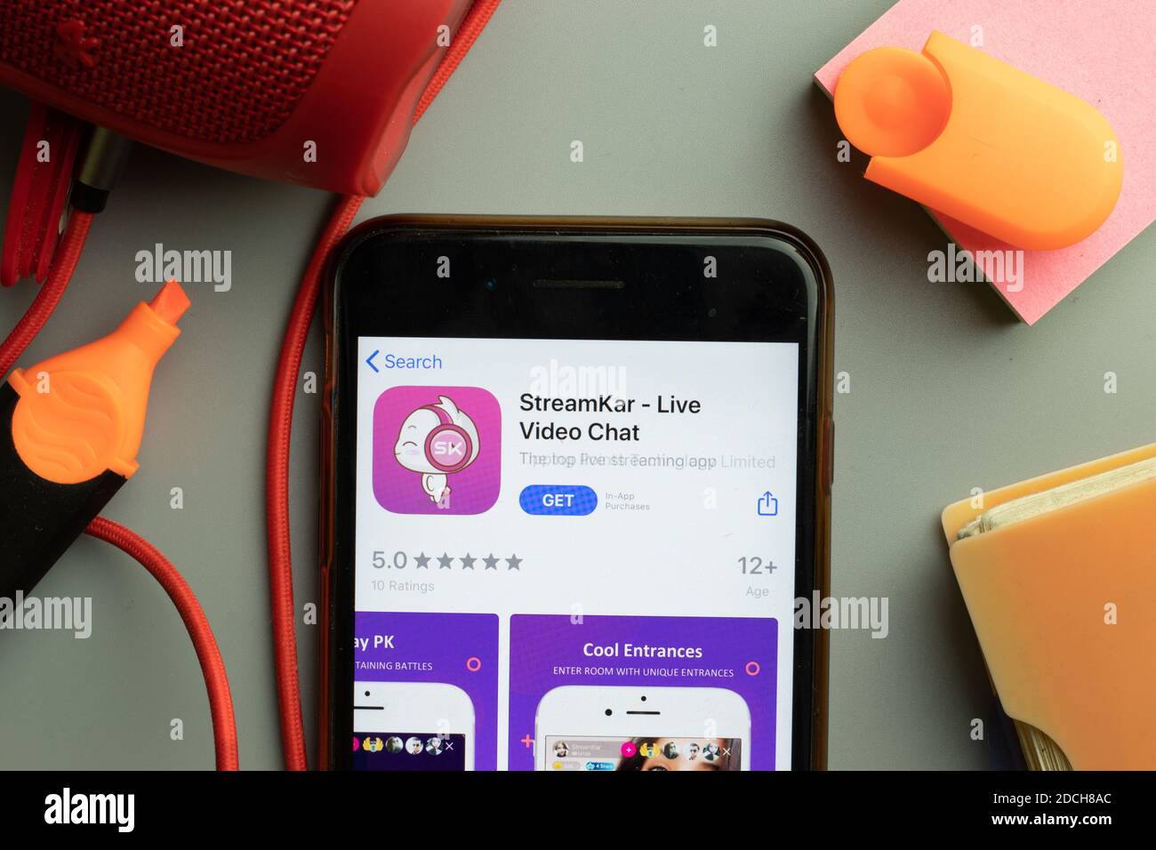 New York, Stati Uniti - 7 novembre 2020: Primo piano dello schermo del telefono con il logo dell'app mobile StreamKar in esposizione, Editoriale illustrativo. Foto Stock