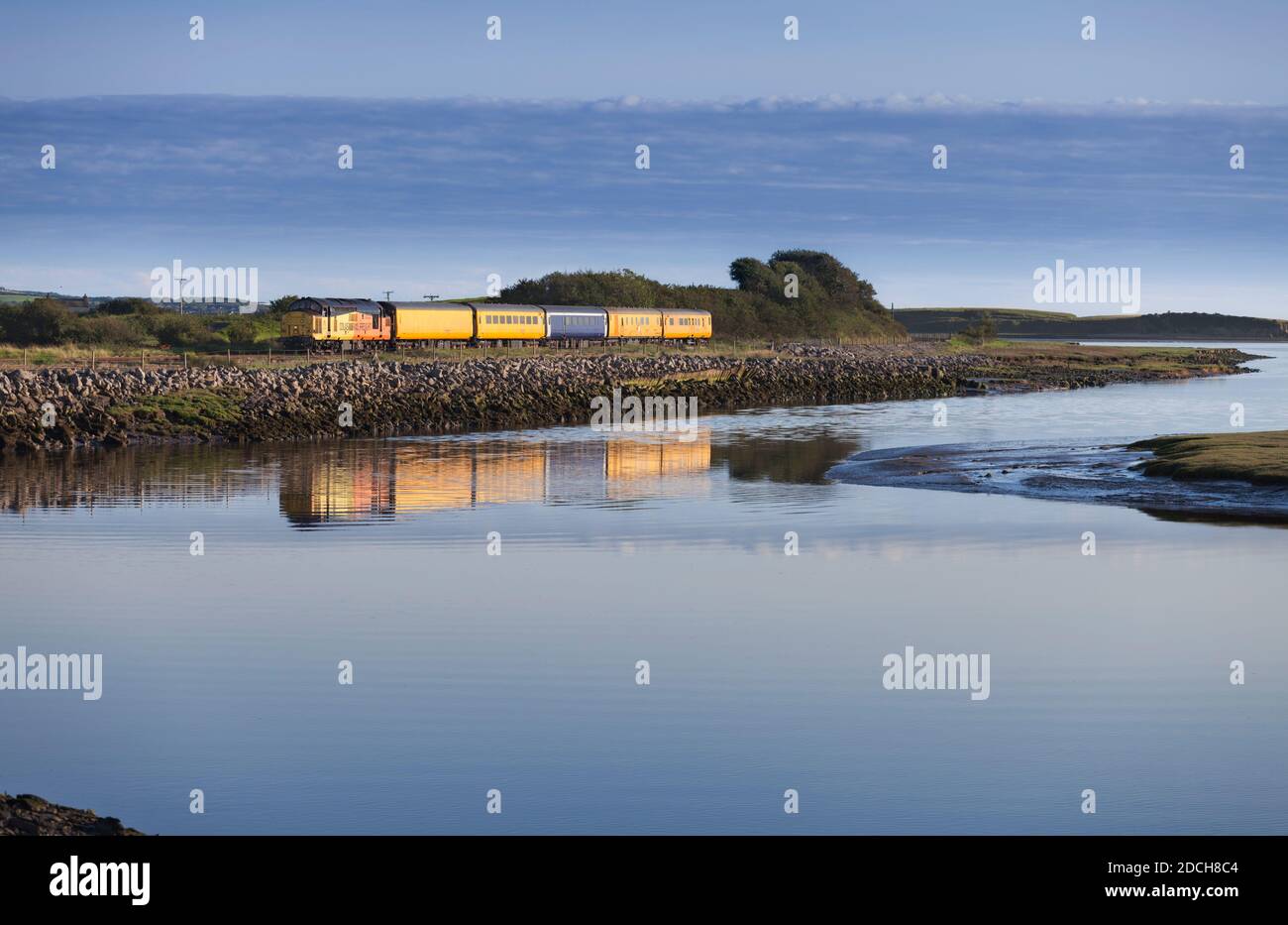 Colas Railroad classe 37 locomotiva 37219 sulla costa della Cumbria Linea ferroviaria con un treno di monitoraggio dell'infrastruttura ferroviaria di rete Foto Stock