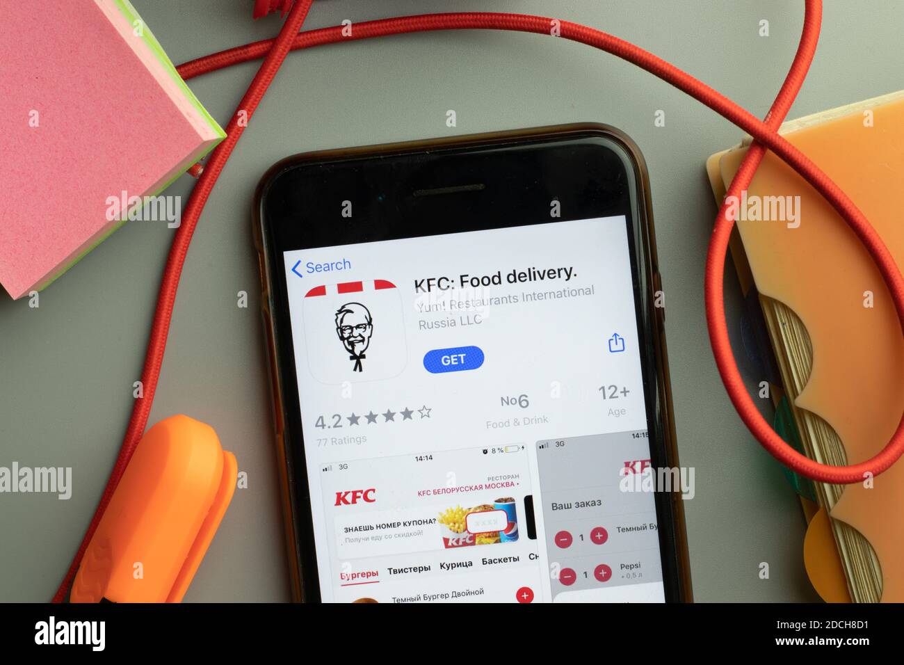 New York, Stati Uniti - 7 novembre 2020: Logo dell'app store KFC Food Delivery sullo schermo del telefono, editoriale illustrativo. Foto Stock