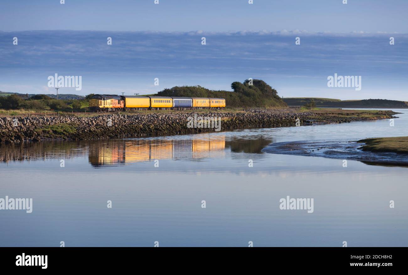 Colas Railroad classe 37 locomotiva 37219 sulla costa della Cumbria Linea ferroviaria con un treno di monitoraggio dell'infrastruttura ferroviaria di rete Foto Stock