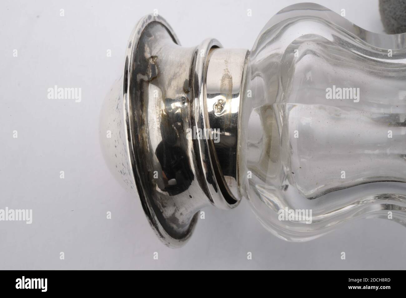 Set inchiostro, 1864, argento, vetro, inciso, 125 A: 6.5 x 15.5 x 14,9 cm 65 x 155 x 149 mm, 125 BA: 7 x 5 cm 70 x 50 mm, 125 BB: 2 x 3,6 cm 20 x 36 mm, 125 CA: 7 x 5,1 cm 70 x 51 mm, 125 CB: 2 x 2,6 cm 20 x 26 mm, set inchiostro con supporto in argento e due vasetti in vetro con coperchi in argento. L'inchiostro è onorato da E.N. van der Horn e sul supporto l'incisione JHr MR J.N. di Puttkammer. Segretario del comune di Leijden 5 agosto 1839 - 5 agosto 1864, al segretario E.N. van der Horn. La parte superiore del supporto è a quattro lobi e contiene un rullo nella parte inferiore. La maniglia è composta da due C- Foto Stock