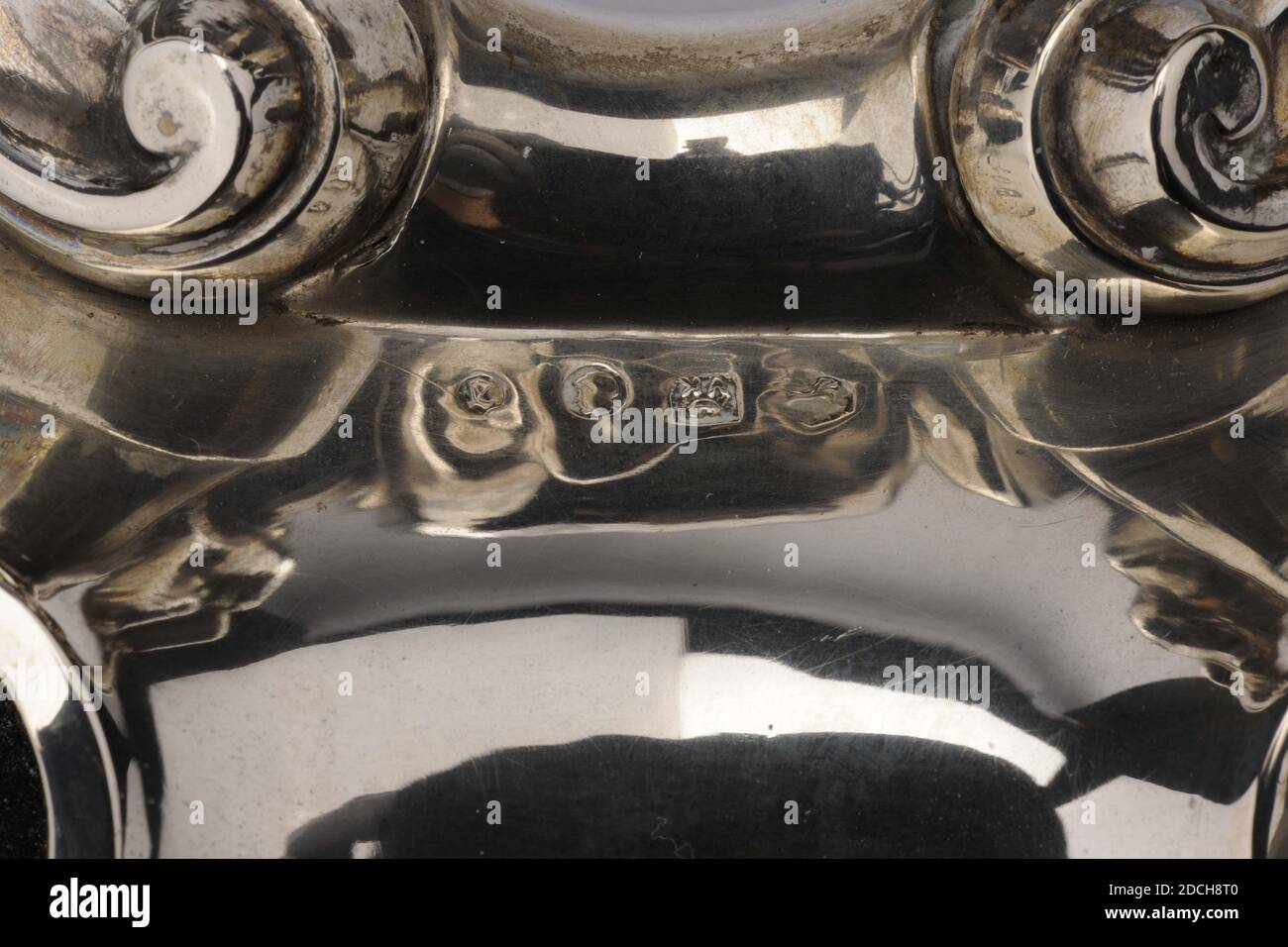 Set inchiostro, 1864, argento, vetro, inciso, 125 A: 6.5 x 15.5 x 14,9 cm 65 x 155 x 149 mm, 125 BA: 7 x 5 cm 70 x 50 mm, 125 BB: 2 x 3,6 cm 20 x 36 mm, 125 CA: 7 x 5,1 cm 70 x 51 mm, 125 CB: 2 x 2,6 cm 20 x 26 mm, set inchiostro con supporto in argento e due vasetti in vetro con coperchi in argento. L'inchiostro è onorato da E.N. van der Horn e sul supporto l'incisione JHr MR J.N. di Puttkammer. Segretario del comune di Leijden 5 agosto 1839 - 5 agosto 1864, al segretario E.N. van der Horn. La parte superiore del supporto è a quattro lobi e contiene un rullo nella parte inferiore. La maniglia è composta da due C- Foto Stock