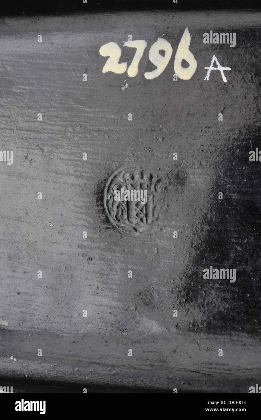 inkwell, Anonimo, prima metà del 18 ° secolo, nero laccato pewter inkwell decorato con linee dorate. Con una sandbox e un cassetto con un bottone in basso. Il tutto rettangolare si trova su una base più ampia. Il coperchio convesso è decorato con raggi dorati, Generale: 8 x 12.9 x 8,1 cm 80 x 129 x 81 mm Foto Stock