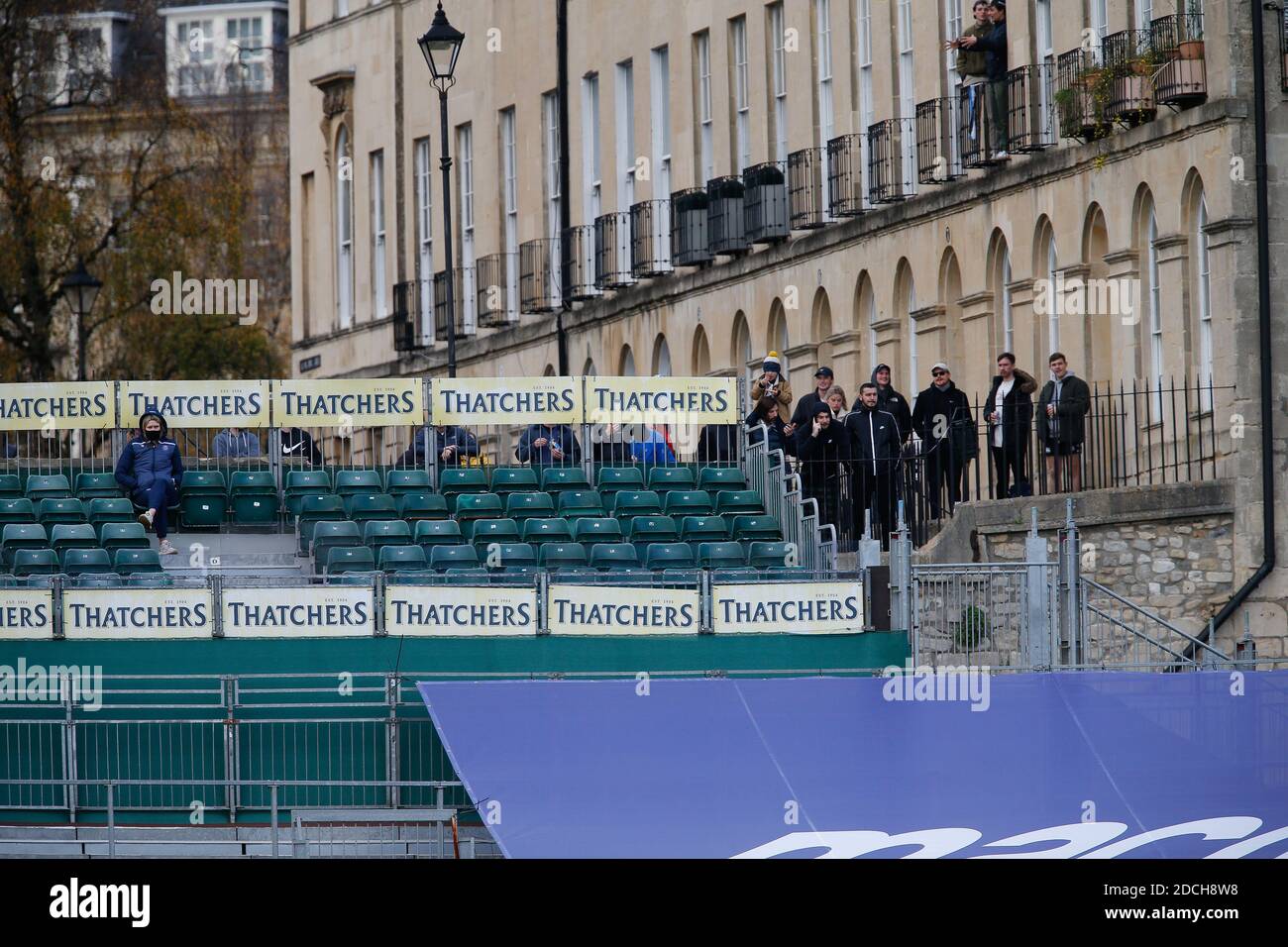 Bath, Regno Unito. 02 novembre 2020. BATH, INGHILTERRA. 22 NOVEMBRE i tifosi di Bath si vedono dalla strada mentre la loro squadra scende 12-19 a Newcastle Falcons nella partita della Gallagher Premiership tra Bath Rugby e Newcastle Falcons al Recreation Ground, Bath, domenica 22 novembre 2020. (Credit: Chris Lishman | MI News) Credit: MI News & Sport /Alamy Live News Foto Stock