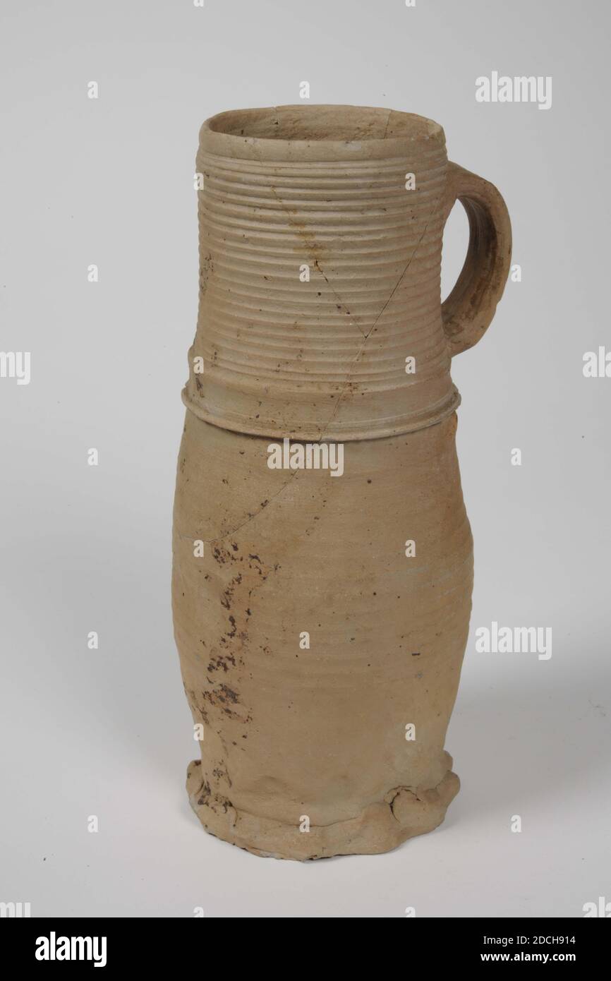 Caraffa, Anonimo, 16 ° secolo, Generale: 22.5 x 8cm 225 x 80mm, caraffa, il cosiddetto Jacobakan, di gres grey non lazed. La caraffa ha un corpo cilindrico allungato che si rastrema leggermente in corrispondenza dell'addome. Parte del collo e dell'orecchio sono mancanti. Un bordo schiacciato lungo la base, 1877 Foto Stock