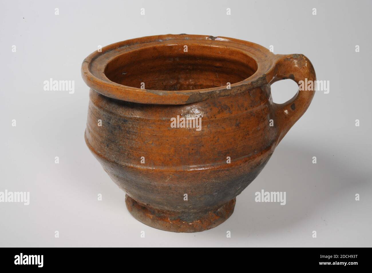 Pentola, Anonimo, 15 ° secolo, smalto, terracotta, Generale: 15 x 19.3 x 16.5cm 150 x 193 x 165mm, pentola da camera in terracotta rossa e con glassa di piombo lungo il bordo, sul fondo in parte sul ventre. Le spalle sono decorate con sottili anelli rotanti e strisce di limo giallo, 1890 Foto Stock