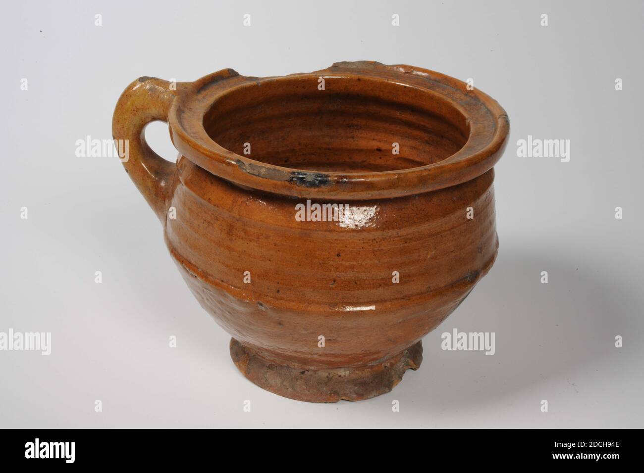 Pentola, Anonimo, 15 ° secolo, smalto, terracotta, Generale: 15 x 19.3 x 16.5cm 150 x 193 x 165mm, pentola da camera in terracotta rossa e con glassa di piombo lungo il bordo, sul fondo in parte sul ventre. Le spalle sono decorate con sottili anelli rotanti e strisce di limo giallo, 1890 Foto Stock