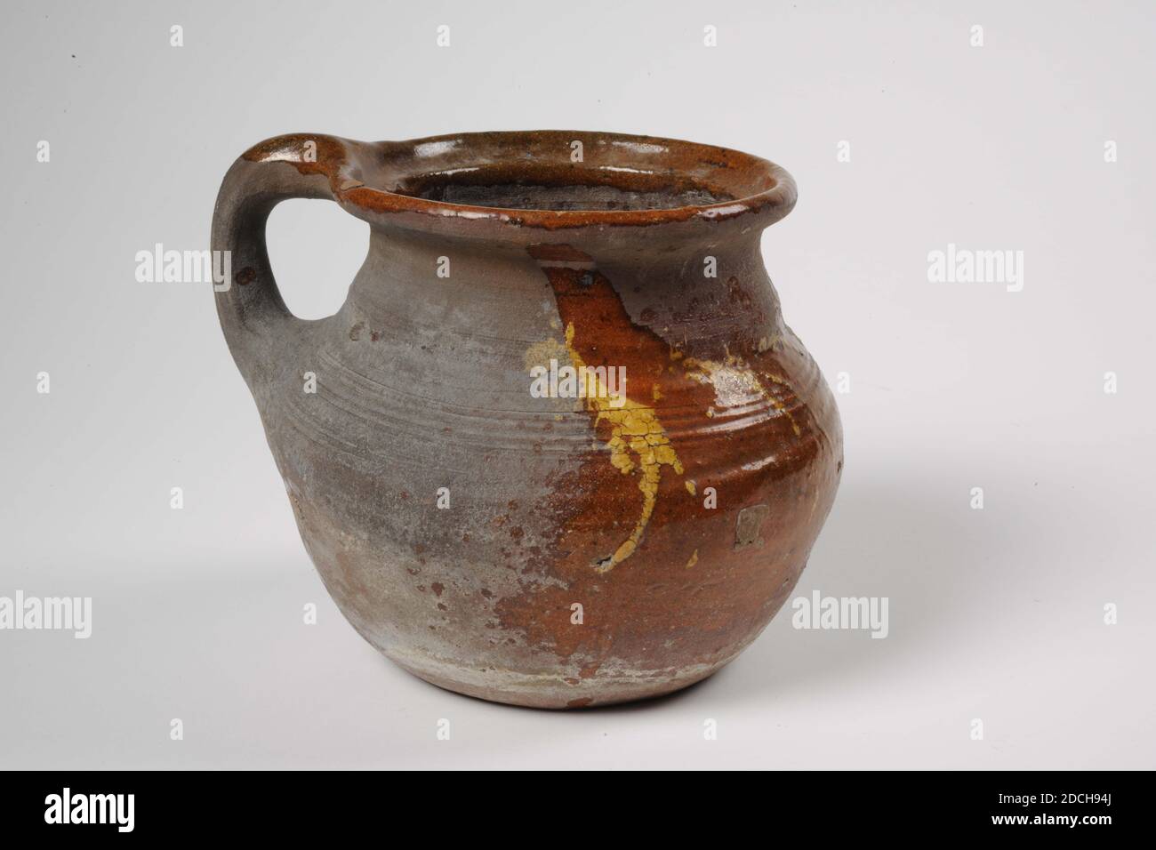 Pentola, Anonimo, 15 ° secolo, smalto, terracotta, Generale: 15 x 19.3 x 16.5cm 150 x 193 x 165mm, pentola da camera in terracotta rossa e con glassa di piombo lungo il bordo, sul fondo in parte sul ventre. Le spalle sono decorate con sottili anelli rotanti e strisce di limo giallo, 1890 Foto Stock