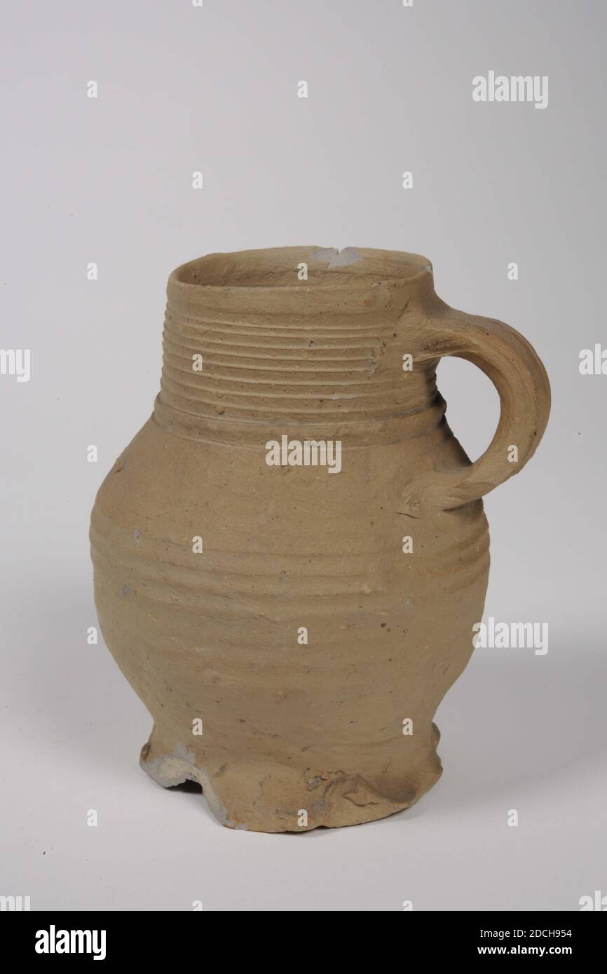 Caraffa, Anonimo, 16 ° secolo, al forno, Generale: 14.4 x 11.8 x 10,5 cm 144 x 118 x 105mm, caraffa con manico di gres marrone chiaro non lazato. La caraffa ha un collo dritto, costolato, ventre rotondo e piede calettato. Sul fondo 59, 1939 Foto Stock
