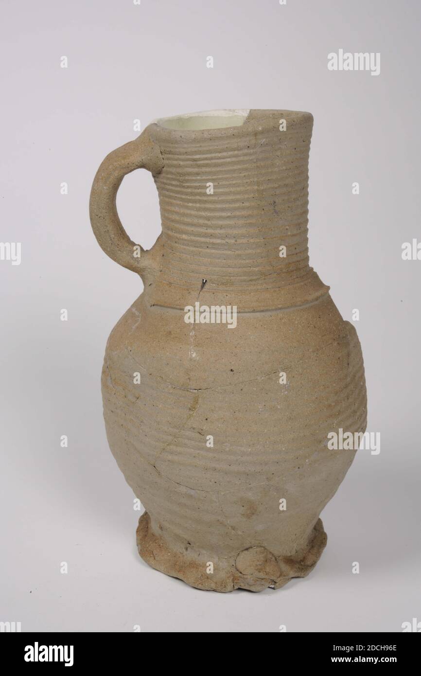 Caraffa, Anonimo, 14 ° secolo, Generale: 24.3 x 15 x 14,2 cm 243 x 150 x 142 mm, caraffa di gres grey non lazed di Siegburg con un ventre sferico e un collo reale con un orecchio in piedi. Un bordo schiacciato lungo il piede. Una grande parte dell'addome e del collo è mancante. Scritto in basso: Lockhorst V Leiden 1964 No 19, 1972 Foto Stock