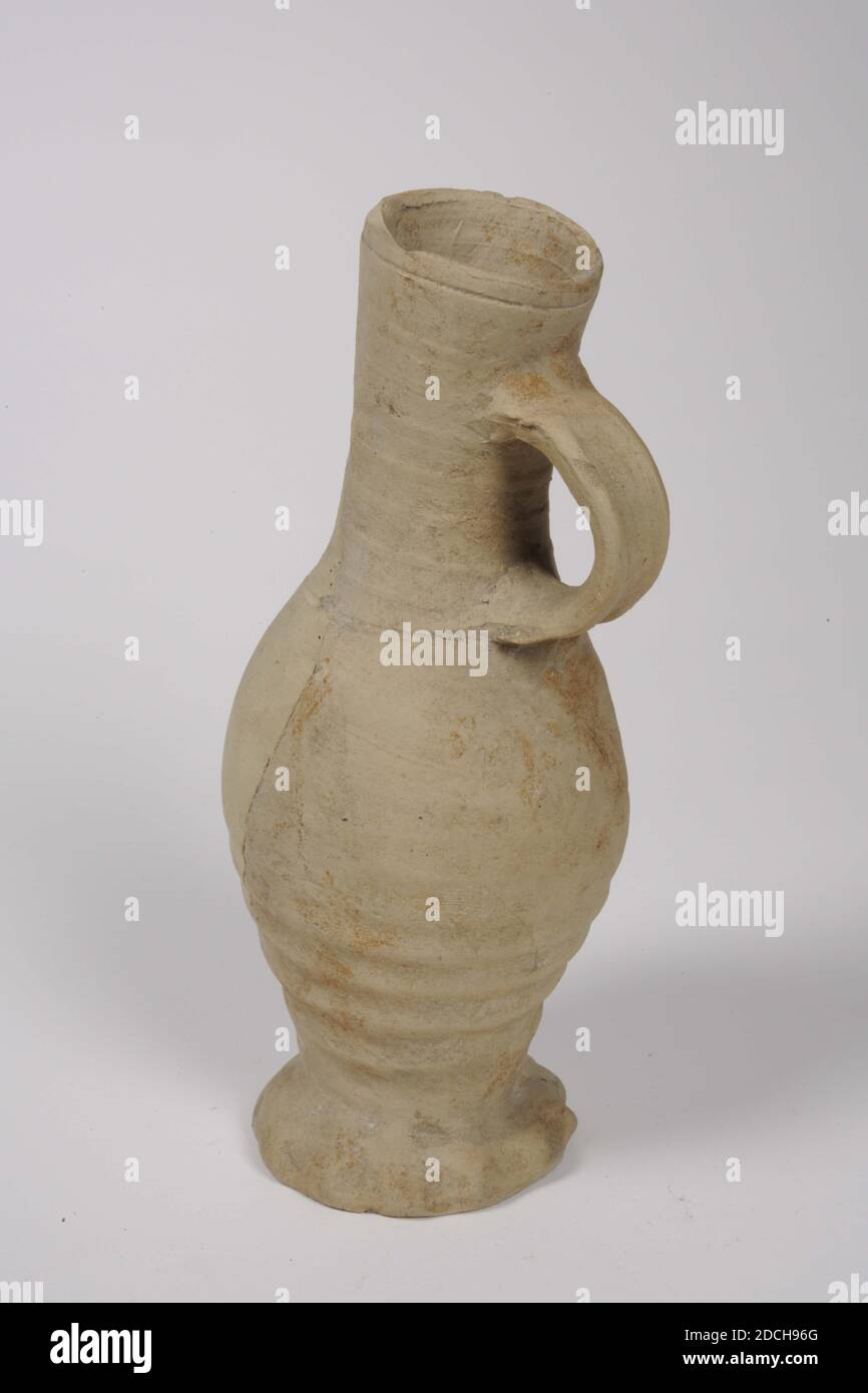 Caraffa, Anonimo, 14 ° secolo, Generale: 24.3 x 15 x 14,2 cm 243 x 150 x 142 mm, caraffa di gres grey non lazed di Siegburg con un ventre sferico e un collo reale con un orecchio in piedi. Un bordo schiacciato lungo il piede. Una grande parte dell'addome e del collo è mancante. Scritto in basso: Lockhorst V Leiden 1964 No 19, 1972 Foto Stock