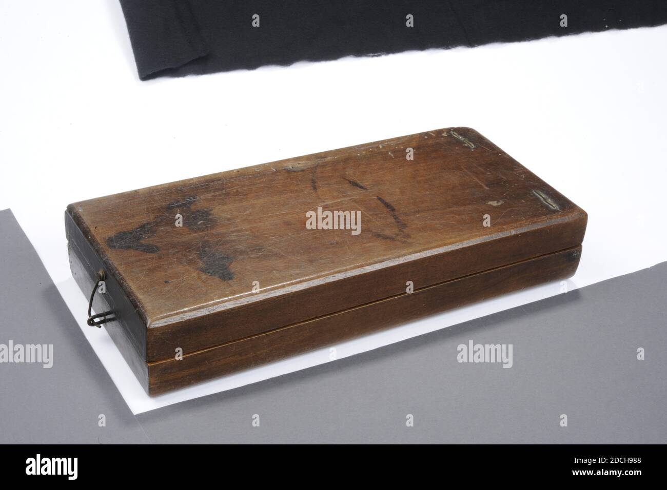 gioco, anonimo, c.. 1850, legno, guscio materiale animale, ferro, ottone, tornito, chiuso: 6.4 x 33 x 14,9 cm 64 x 330 x 149 mm, aperto: 3.2 x 66 x 14,9 cm 32 x 660 x 149 mm, scatola rettangolare in legno costituita da due parti uguali. I vassoi sono fissati insieme mediante due occhielli ad incastro. Ciascuno ha sei cavità rotonde e una ovale. Quando sono chiuse, le cavità identiche si uniscono. Nella parte anteriore è presente una chiusura costituita da un gancio e da un occhio. Sono attaccate 56 conchiglie bianche ovali con tre strisce verticali marroni sul retro. I bidoni a sinistra sono fortemente colpiti da woodworm, 1893 Foto Stock