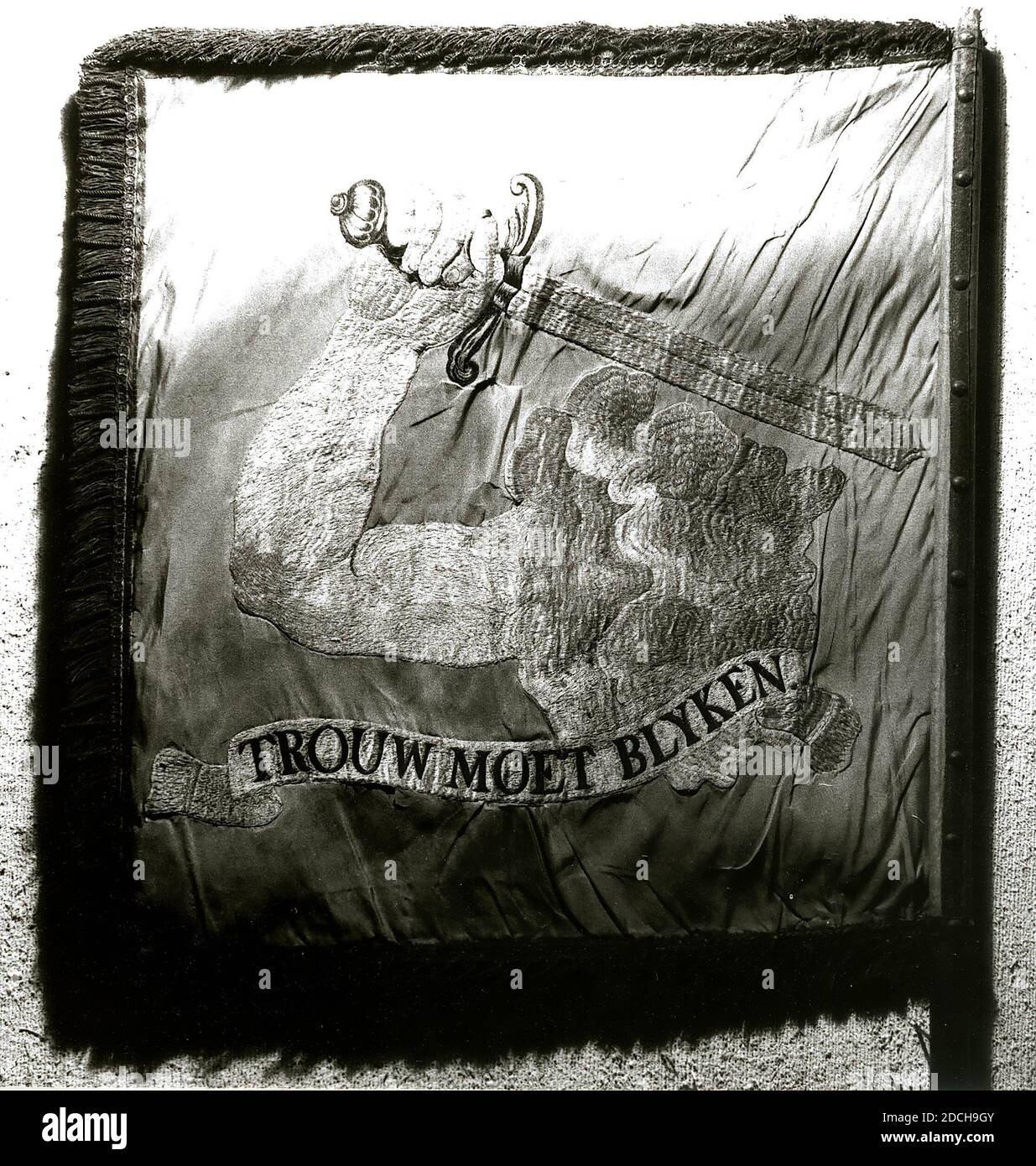 Anonimo, c.. 1813, legno, metallo, seta, Banner: 70 × 63cm, 700 × 630mm, Stick: 270 × 6.5 × 5.3cm, 2700 × 65 × 53mm, standard Clarion del vigilante. Lo striscione è realizzato in seta blu. Sul davanti è ricamato lo stemma cittadino di Leida con una corona, dietro la quale si può vedere un leone sdraiato. Al contrario è una nube da cui proviene un braccio con una spada, sotto la quale è scritto un banderrol FIDUCIA DEVE BLYKEN. Lo striscione è rivestito su tre lati da una striscia di frange spesse e sottili. , rappresentazione di città stemma, leone Foto Stock