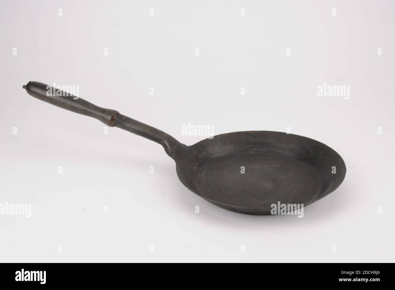 Pan, Anonimo, prima metà 19 ° secolo, forgiato, Generale: 12 x 59.2 x 28cm 120 x 592 x 280mm, Pan di ferro forgiato con manico lungo. Un anello di sospensione sottile è fissato all'estremità della maniglia, 1937 Foto Stock