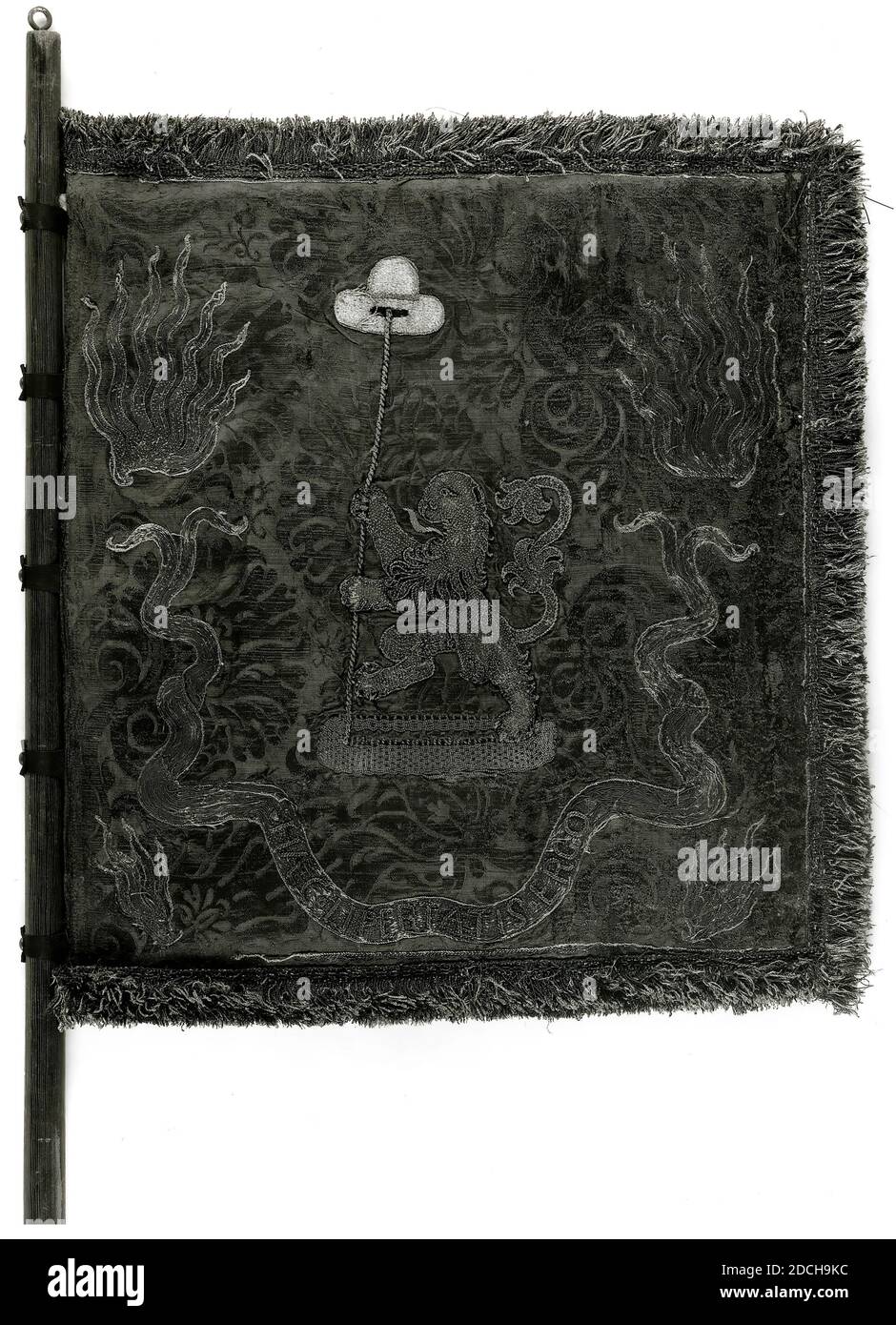 Anonimo, presumibilmente 17 ° secolo, legno, seta, damask, velluto, Banner con spina: 235 × 50 × 3,5cm 2350 × 500 × 35mm, Banner: 56.5 × 50cm 565 × 500mm, Banner clarinetto a due lati di Damasco rosso scuro di seta. Sulla parte anteriore è presente un leone in piedi con un bastone nelle gambe anteriori con un cappello di libertà nella parte superiore. Il leone è ricamato con filo d'oro. Al di sotto di questo è un nastro che corre sui lati con un'immagine di fiamme in alto. HAEC LIBERTATIS Ergo è sul nastro. È possibile vedere anche uno schema di fiamma negli angoli in basso. Al contrario, lo stemma della città di Leida con una corona e un leone Foto Stock