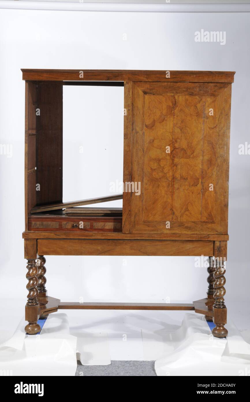 Mobile armadio, Anonymous, fine 17 ° secolo, noce burr, quercia, incollato, armadio: 188 x 148 x 51,7cm 1880 x 1480 x 517mm, porta sciolta: 107 x 70 x 2,7cm 1070 x 700 x 27mm, stella, armadio a base di quercia a due ante, intarsiato con noce burr con rosette e stelle. L'armadio si trova su gambe intrecciate con una base a croce. La guida superiore della base è larga e presenta montanti angolari sporgenti. Due porte sulla base sporgente del mobile, con un intarsi di noce su entrambe le porte: All'esterno una rosetta intera al centro con rosette quarti negli angoli, all'interno con due stelle poste Foto Stock