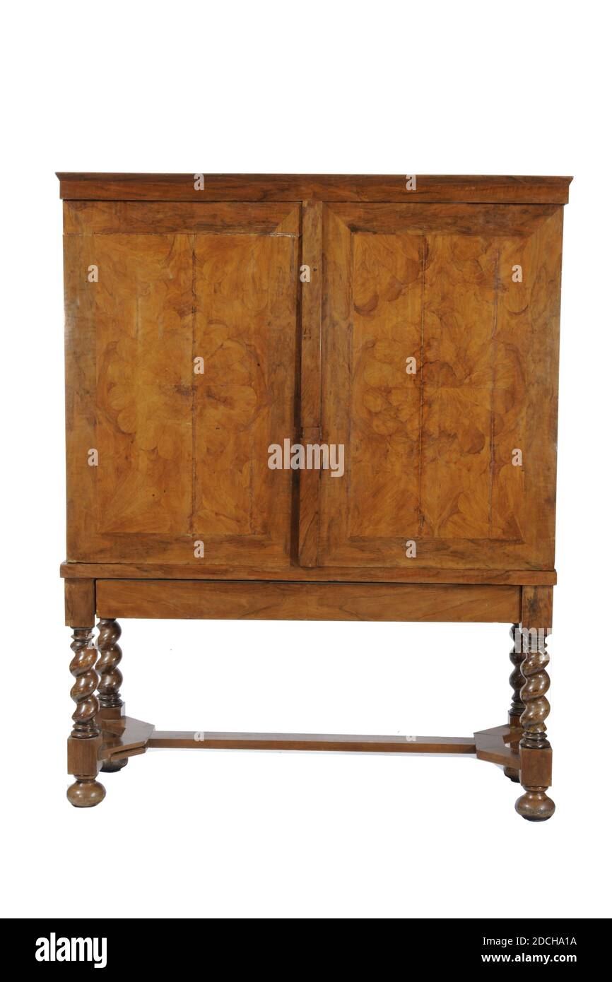 Mobile armadio, Anonymous, fine 17 ° secolo, noce burr, quercia, incollato, armadio: 188 x 148 x 51,7cm 1880 x 1480 x 517mm, porta sciolta: 107 x 70 x 2,7cm 1070 x 700 x 27mm, stella, armadio a base di quercia a due ante, intarsiato con noce burr con rosette e stelle. L'armadio si trova su gambe intrecciate con una base a croce. La guida superiore della base è larga e presenta montanti angolari sporgenti. Due porte sulla base sporgente del mobile, con un intarsi di noce su entrambe le porte: All'esterno una rosetta intera al centro con rosette quarti negli angoli, all'interno con due stelle poste Foto Stock