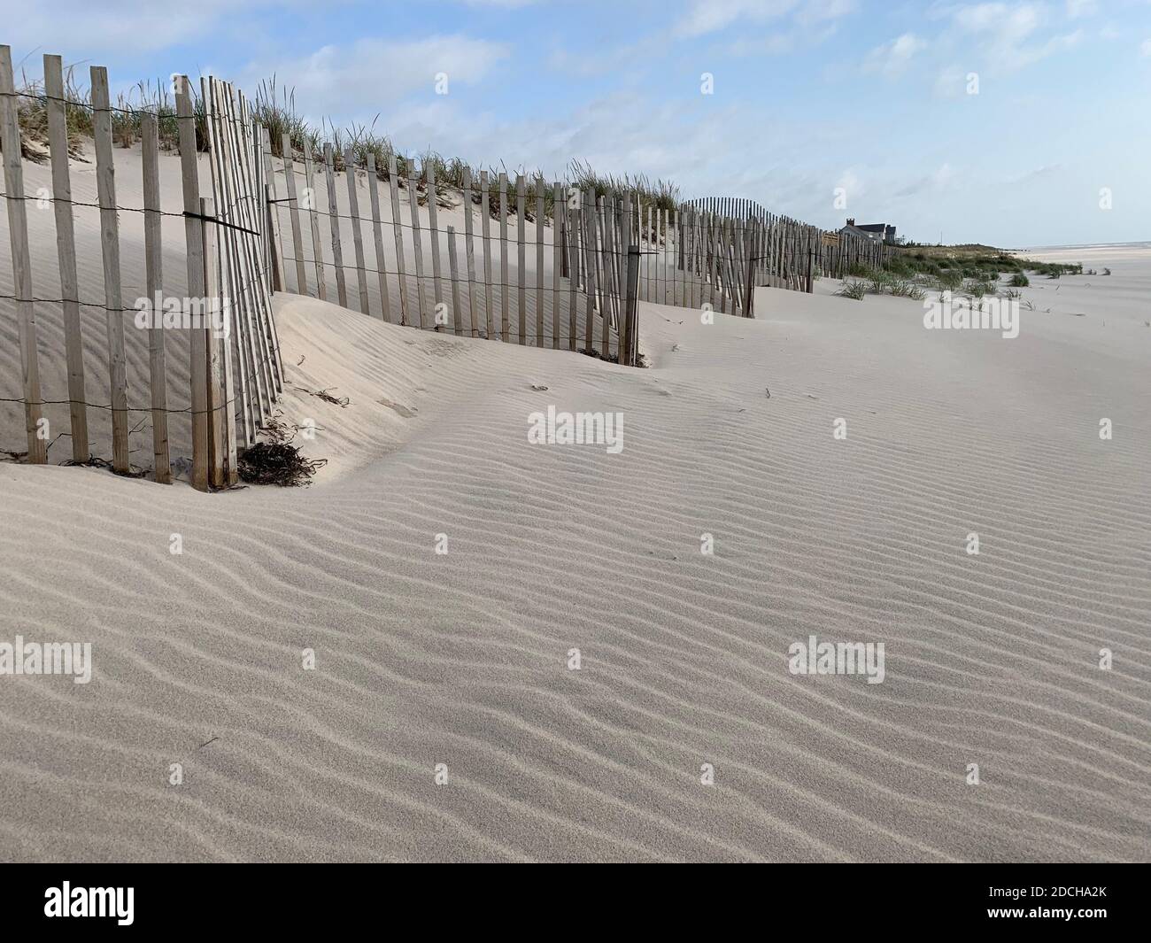 Studio della duna di sabbia increspata con recinzione in legno a zig zag Foto Stock