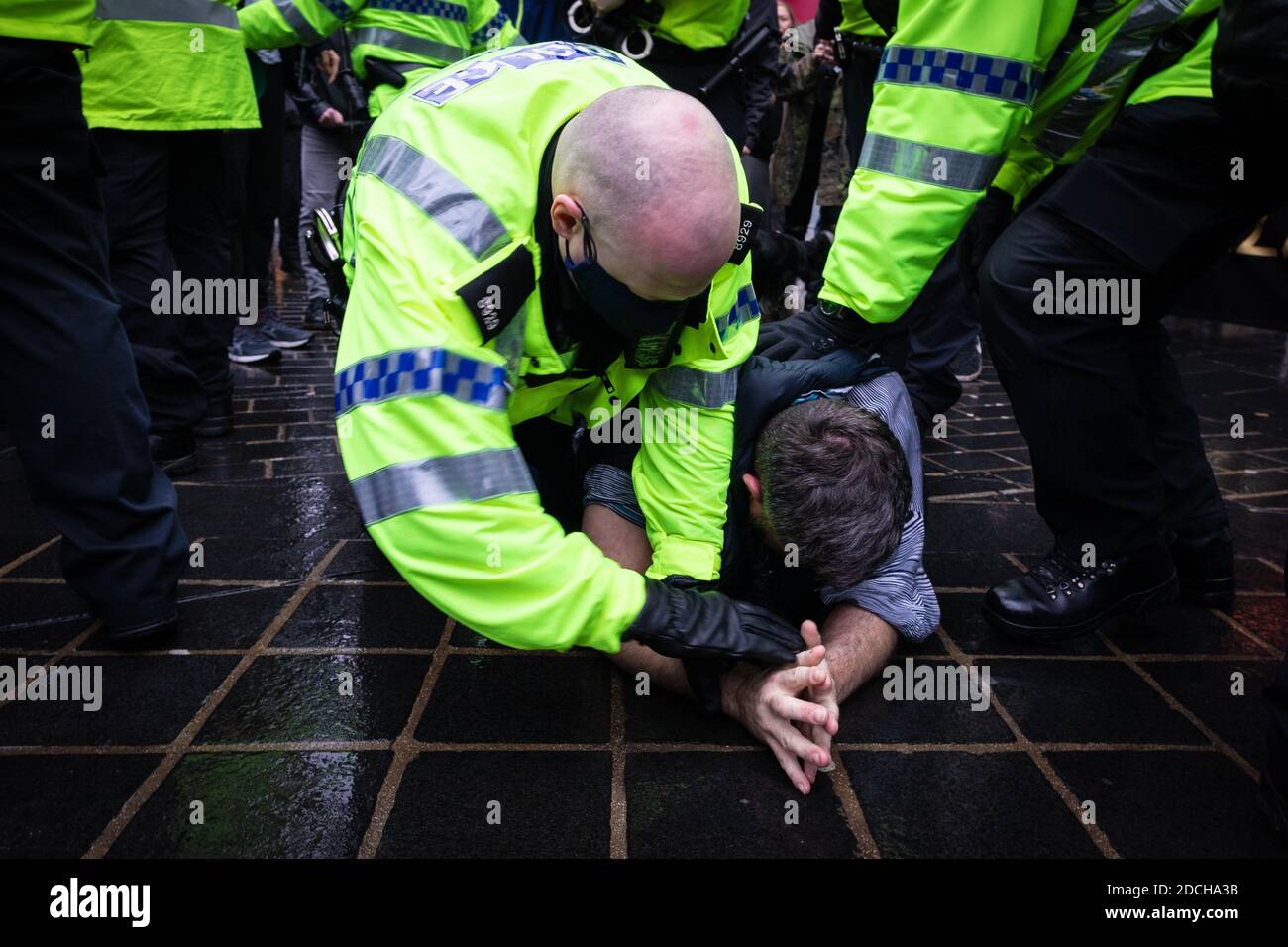 Liverpool, Regno Unito. 21 Nov 2020. Un uomo è detenuto dalla polizia, durante una marcia anti-blocco. Il movimento StandUpX organizza proteste sotto la bandiera ÔMarch for Freedom, Save our CityÕ. Credit: Andy Barton/Alamy Live News Foto Stock