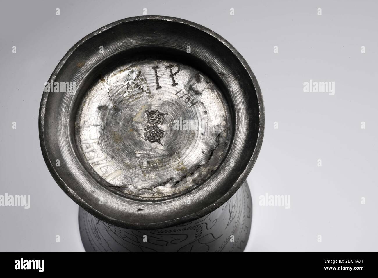 Coppa, Anonymous, 18 ° secolo, cast, Generale: 13.8 x 9.7cm 138 x 97mm, tazza di peltro con una forma svasata leggermente calice incisa da un anello di sostegno profilato con un semplice motivo a zig-zag linee e fiori e sotto il bordo l'iscrizione: AMORE. È. FONDAZIONE T. Contrassegnato sul fondo, fiore Foto Stock