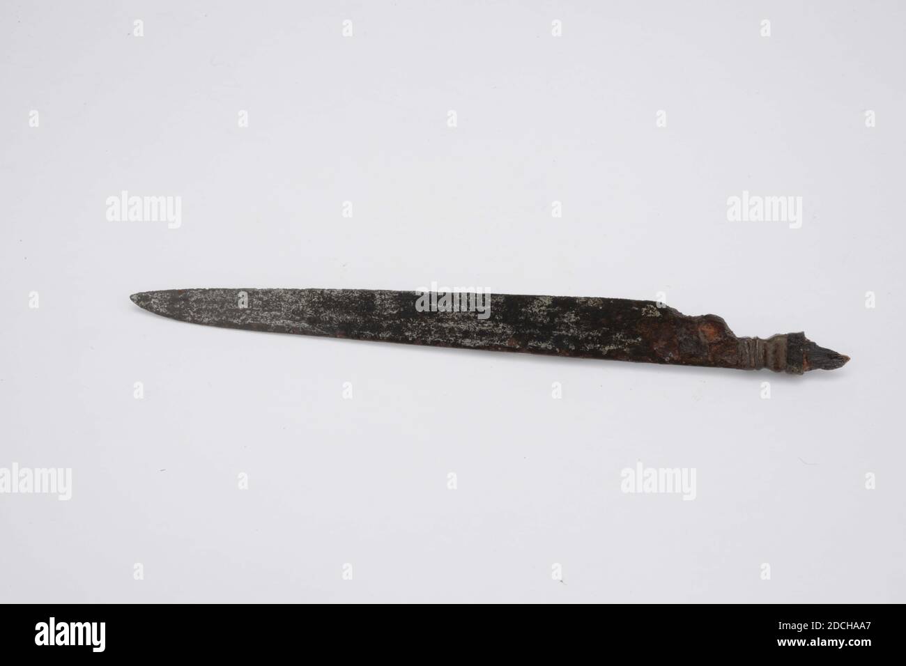 Anonimo, 17 ° secolo, Generale: 18.9 x 1.65 x 0.75cm 189 x 16.5 x 7.5mm, lama di ferro di un coltello. La lama ha un'estremità appuntita. Un lato è diritto, l'altro lato è leggermente convesso. L'inizio della maniglia è leggermente decorato, 1941 Foto Stock