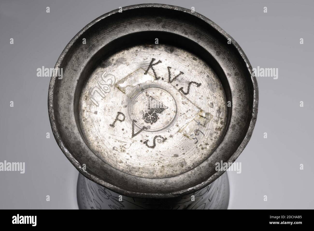 Coppa, Anonymous, primo quarto del 18 ° secolo, cast, Generale: 17 x 11cm 170 x 110mm, fiore, tazza di stagno con una forma svasata a tazza incisa da un anello di sostegno profilato, decorato con motivi floreali e linee a zig-zag, 1879 Foto Stock