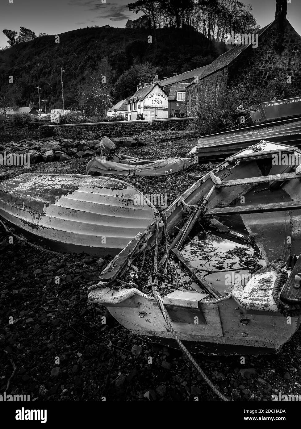 Tobermory/Isola di Mull/Ebridi scozzesi/Scozia 05/11/2020 due barche sulla spiaggia di Tobermory di fronte alla distilleria. Novembre 2020 Tobe Foto Stock