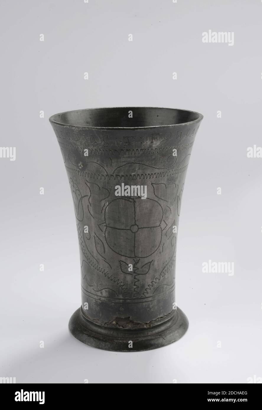 Coppa, Anonymous, 18 ° secolo, cast, Generale: 13.8 x 9.7cm 138 x 97mm, tazza di peltro con una forma svasata leggermente calice incisa da un anello di sostegno profilato con un semplice motivo a zig-zag linee e fiori e sotto il bordo l'iscrizione: AMORE. È. FONDAZIONE T. Contrassegnato sul fondo, fiore Foto Stock