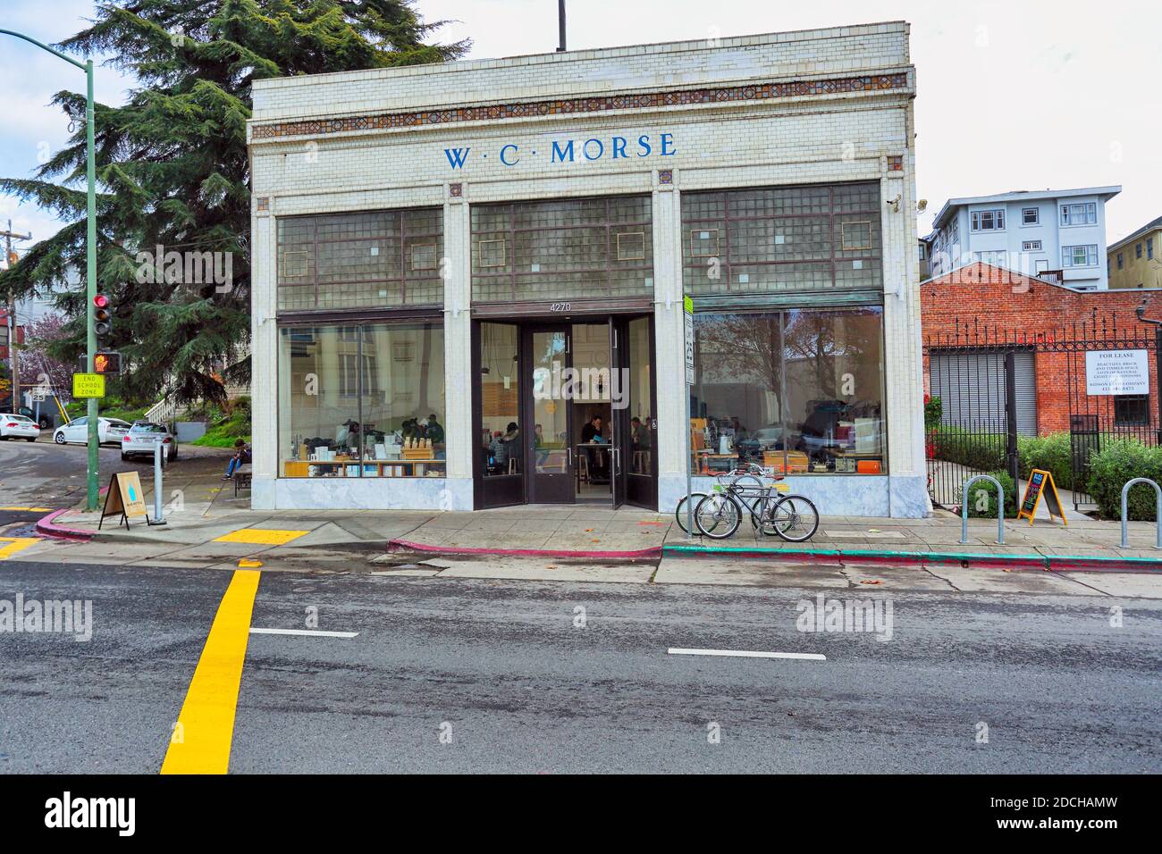 STATI UNITI / California / Oakland /Coffee Style /bottiglia di caffè blu nel W.C. Edificio Morse. Foto Stock