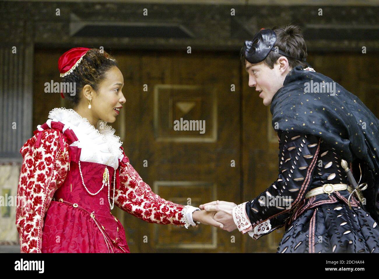 Kananu Kirimi (Juliet), Tom Burke (Romeo) in ROMEO E JULIET di Shakespeare al Globe di Shakespeare, Londra SE1 19/05/2004 design: Jenny Tiramani music: Claire van Kampen director ('Master of Play') Tim Carroll Foto Stock