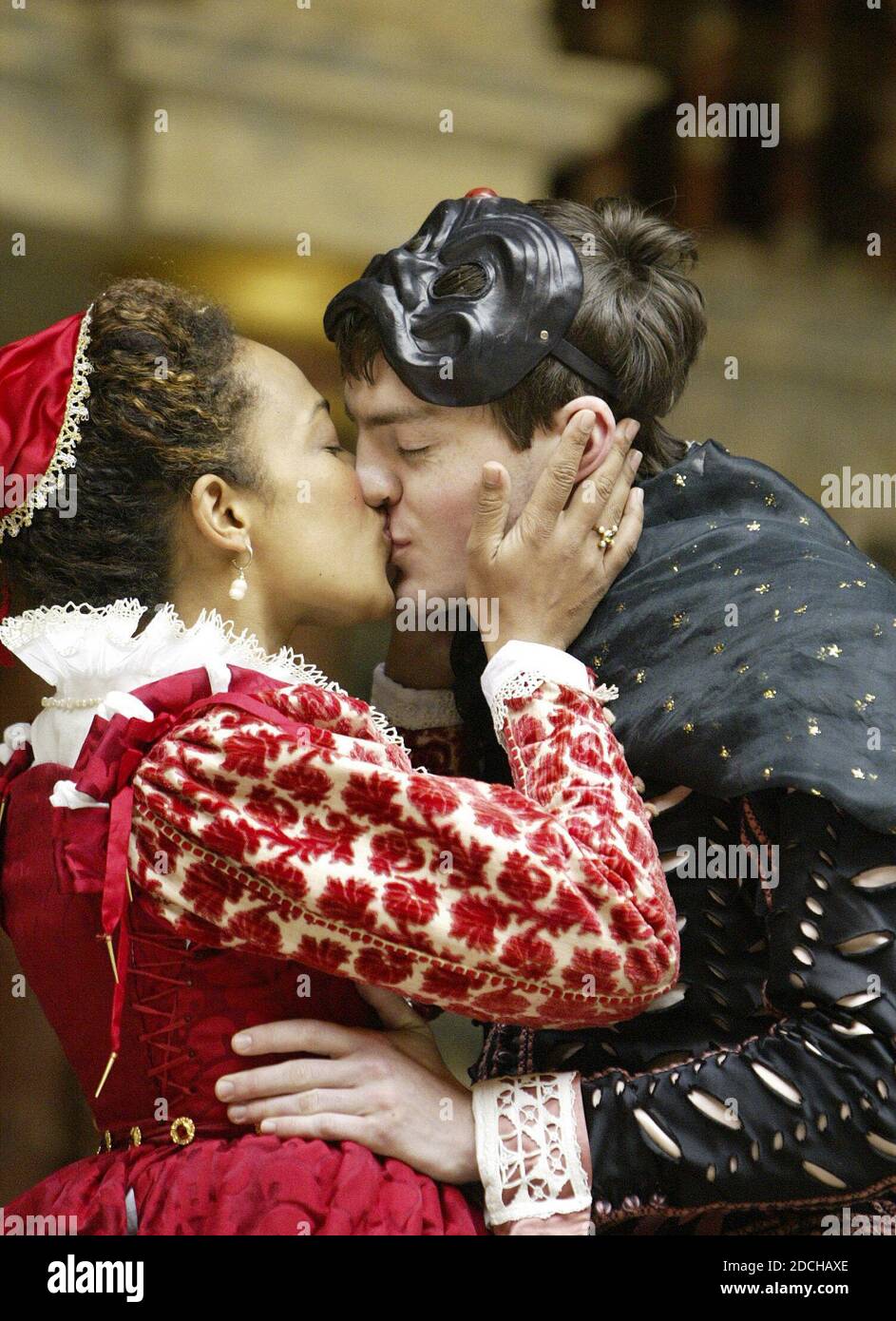 Kananu Kirimi (Juliet), Tom Burke (Romeo) in ROMEO E JULIET di Shakespeare al Globe di Shakespeare, Londra SE1 19/05/2004 design: Jenny Tiramani music: Claire van Kampen director ('Master of Play') Tim Carroll Foto Stock