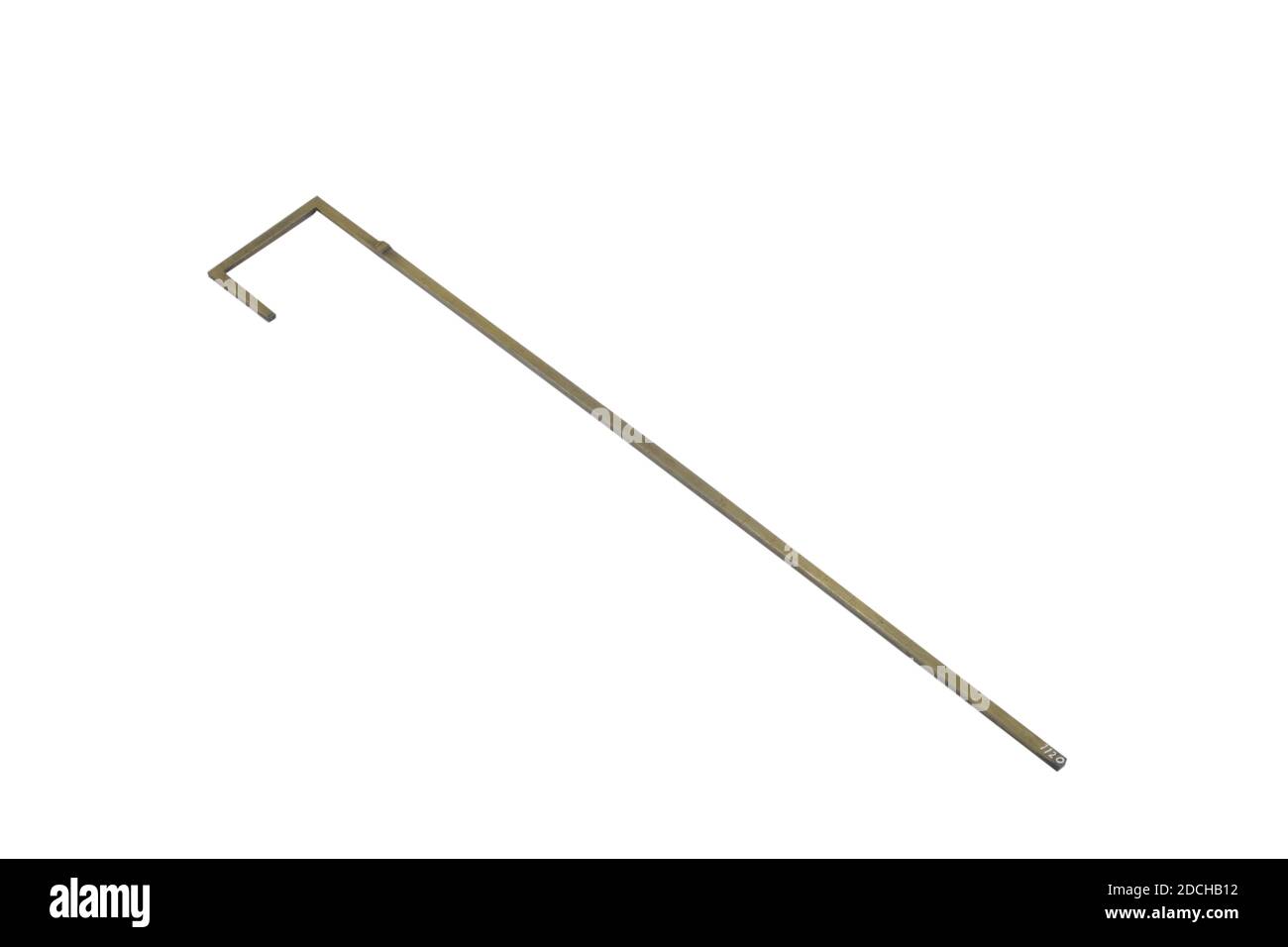 Misuratore a bastone, Anonimo, 1639, inciso, Generale: 89.2 x 14.1 x 1,1cm 892 x 141 x 11mm, graduato in rame giallo, composto da una lunga asta quadrata con gancio su un lato. L'anno 1639 è inciso sul gancio con le chiavi Leiden incrociate tra loro. Ciascuno dei quattro lati dell'asta ha una dimensione diversa incisa. Questi vanno da 0-11, 0-20, 0-100 e 0-190, dove la dimensione ha dimensioni diverse all'interno di una scala, stemma cittadino Foto Stock