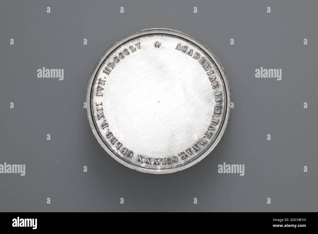 Medaglia, David van der Kellen II, 1855, coniate, Generale: 3.2 x 0.2cm 32 x 2mm, peso: 9.3g, stemma cittadino, ritratto dell'uomo, busto, medaglia d'argento alla masquerade nell'anniversario di Leiden nell'università del 1855. Il soggetto della mascherata fu l'ingresso di Carlo V a Dordrecht nel 1515. Sul davanti è raffigurato a sinistra un busto dell'imperatore Carlo V. Sotto la rappresentazione lo stemma cittadino di Dordrecht e la didascalia: PLVS OVLTRE III IVN. M.D.X.V. Sul retro l'iscrizione: ACADEMIAE LVGD.BAT.D.NAT.CCLXXX CELEB.D.XII IVN. MDCCCLV e un asterisco, 1902 Foto Stock