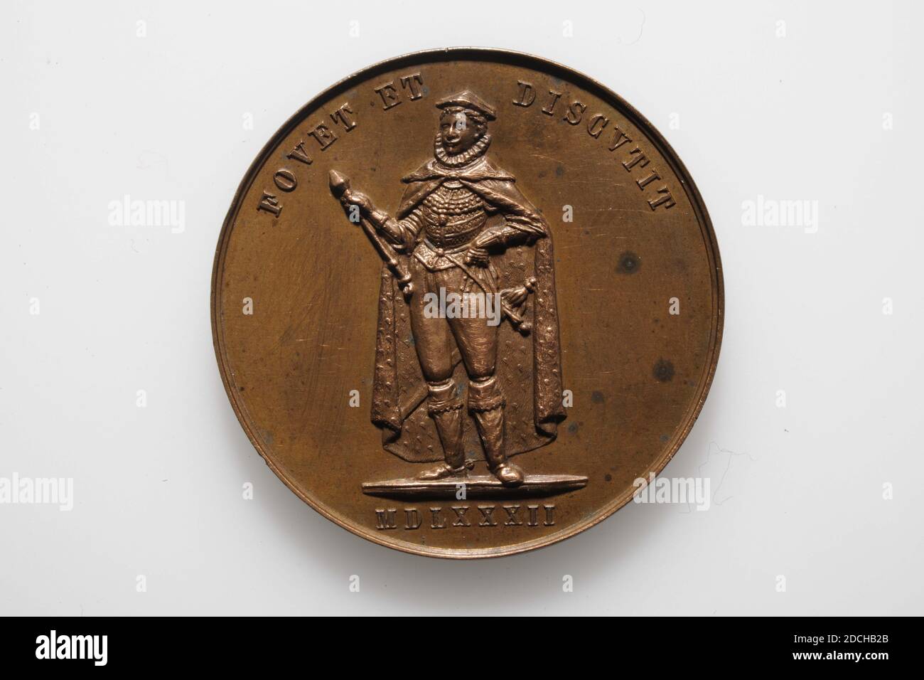 Medaglia, Johan Philip van der Kellen, 1860, Generale: 3.1 x 0,2 cm 31 x 2 mm, peso: 10.1g, figura, uomo, armi e munizioni, medaglia d'argento della mascherata, colpita per l'anniversario dell'Università di Leiden, 1860 il soggetto della mascherata è l'ingresso e l'omaggio di Frans, Duca d'Angiò, ecc. come Duca di Brabante e Margravio d'Anversa nel 1582. Sul davanti è raffigurata una figura di uomo, Frans van Anjou, raffigurata in armatura, con ermines. Mantello e uno staff nella mano destra. Intorno a questo si trova la circolare FORET ET DISCVTIT MDLXXII .. Sul retro è incisa centralmente L. VAN NISPEN Foto Stock