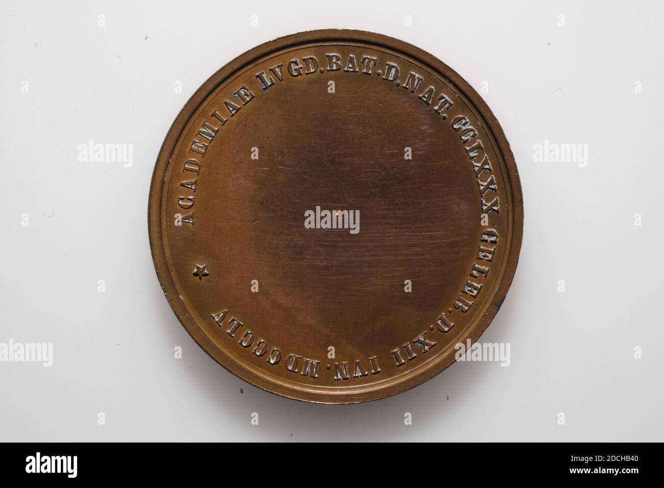 Medaglia, David van der Kellen II, 1855, coniate, Generale: 3.2 x 0.2cm 32 x 2mm, peso: 9.3g, stemma cittadino, ritratto dell'uomo, busto, medaglia d'argento alla masquerade nell'anniversario di Leiden nell'università del 1855. Il soggetto della mascherata fu l'ingresso di Carlo V a Dordrecht nel 1515. Sul davanti è raffigurato a sinistra un busto dell'imperatore Carlo V. Sotto la rappresentazione lo stemma cittadino di Dordrecht e la didascalia: PLVS OVLTRE III IVN. M.D.X.V. Sul retro l'iscrizione: ACADEMIAE LVGD.BAT.D.NAT.CCLXXX CELEB.D.XII IVN. MDCCCLV e un asterisco, 1902 Foto Stock