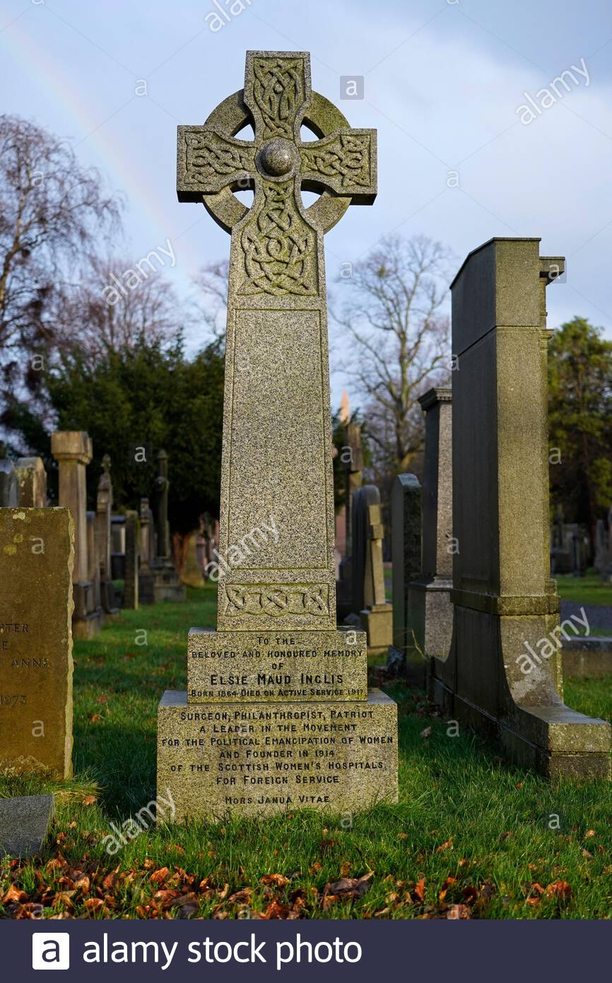 Elsie Inglis, 1864 – 1917, tomba nel cimitero di Dean, dottore, insegnante e fondatore degli ospedali scozzesi per le donne, Edimburgo. Arcobaleno nel cielo. Foto Stock